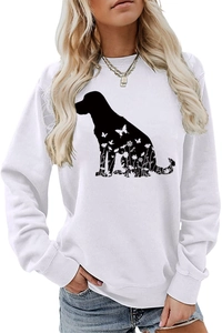 Détail d'un sweat blanc à col rond avec silhouette de chien noire et motifs floraux