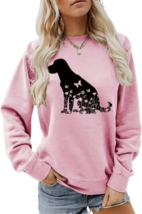 Détail d'un sweat-shirt rose à col rond avec une silhouette de chien florale artistique