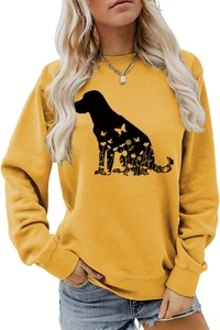 Détail du sweat-shirt jaune gingembre avec silhouette de chien fleurie et papillons