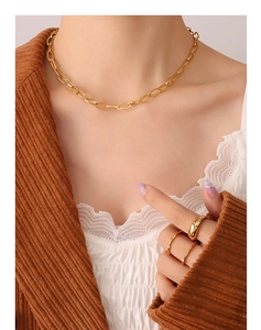 Détail du collier à maillons ovales plaqué or 18K et bagues assorties sur mannequin