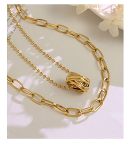 Détail du collier double couche plaqué or 18 carats avec pendentif orbe multi-anneaux