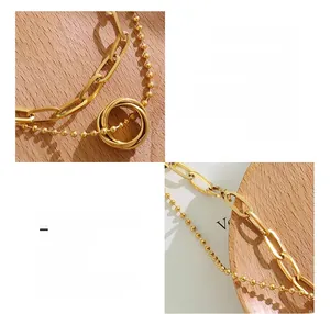 Détail du collier double couche plaqué or 18 carats avec chaîne trombone et anneaux
