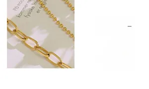 Détail du collier double rang plaqué or 18 carats avec chaîne trombone et perles