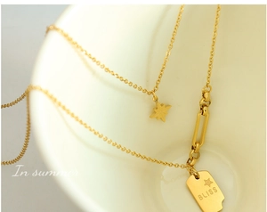 Détail du collier double rang doré avec étoile et pendentif rectangulaire BLISS