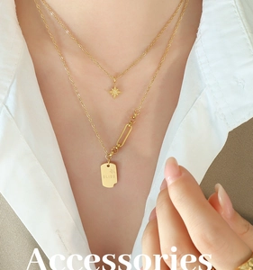 Détail du collier double rang doré avec étoile en zircon et pendentif gravé BLISS poli