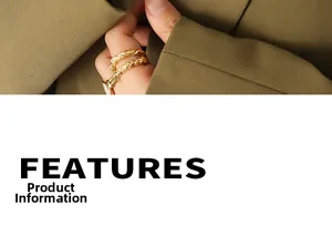 Gros plan sur la bague texturée plaquée or 18 carats avec incrustation de nacre blanche