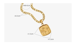 Dimensions du collier avec pendentif carré fleur vintage en acier inoxydable plaqué or 18 carats
