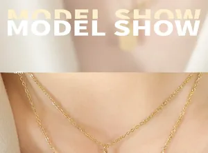 Détail d'un collier pendentif étoile en acier inoxydable plaqué or 18 carats sur modèle