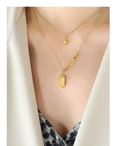 Gros plan du collier double rang plaqué or 18K avec étoile et plaque gravée BLISS
