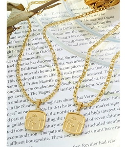 Détail du collier vintage en acier plaqué or 18 carats avec pendentif carré pissenlit