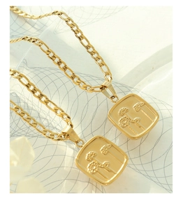 Vue détaillée de pendentifs carrés plaqués or 18 carats avec gravure de pissenlit