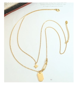 Vue détaillée du collier double rang doré avec pendentif étoile et plaque gravée BLISS