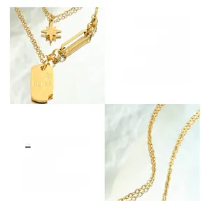 Macro détaillée du collier en acier titane plaqué or 18 carats avec pendentif Bliss