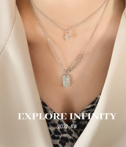 Détail du collier à deux rangs en acier inoxydable avec étoile et pendentif carré Bliss