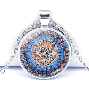 Detalle del collar con colgante de paloma en vitral y mosaico colorido en cadena de plata
