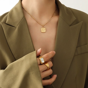 Collier Pendentif Carré Fleur De Pissenlit Vintage Acier Titane Plaqué Or 18K Chaîne Figaro Bijoux Rétro