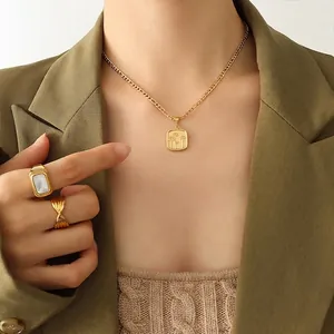 Parure vintage collier pendentif pissenlit doré et bague en nacre portés par un mannequin