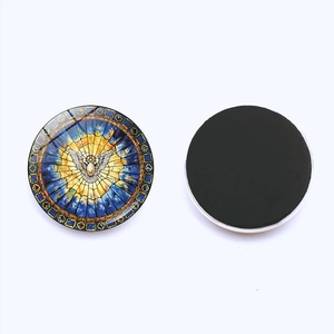 Vue détaillée d'aimant de frigo en verre avec motif colombe vitrail et dos magnétique noir