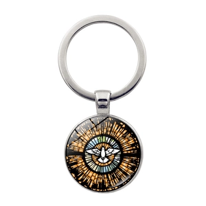 Porte-clés colombe en verre coloré avec anneau en métal argenté poli sur fond blanc pur
