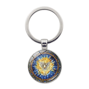 Détail du pendentif en vitrail avec une colombe blanche et des motifs de cathédrale