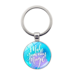 Dettaglio del portachiavi tondo in vetro cristallo con frase Make Your Own Magic