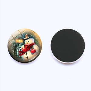 Details des runden Kühlschrankmagnets aus Kristallglas mit Weihnachtsmann und Magnet