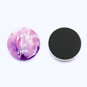 Dettaglio magnete da frigo rotondo in vetro con citazione 'Just be you' e base magnetica