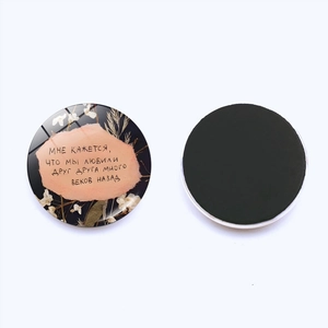 Dettaglio fronte e retro dei magneti da frigo tondi in vetro 25mm con motivi floreali e magnete