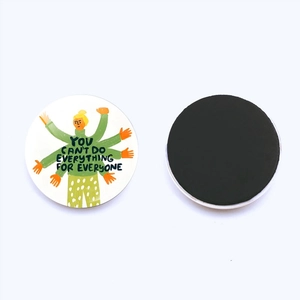 Dettaglio magnete rotondo da 25mm in vetro con citazione e retro magnetico nero