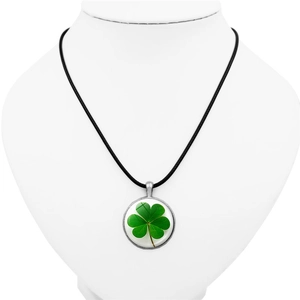 Collier trèfle à quatre feuilles avec pendentif en verre vert et cordon noir ajustable