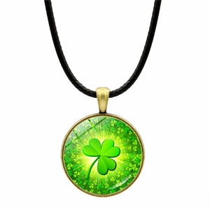 Collier pendentif trèfle vintage avec verre de cristal vert et cadre en métal bronze