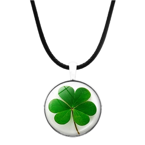 Détail d'un pendentif trèfle à quatre feuilles en cristal avec cordon noir