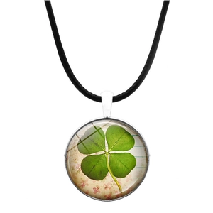 Collier avec pendentif trèfle à quatre feuilles en verre et motif floral vintage