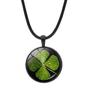 Détail du pendentif en verre avec trèfle à quatre feuilles et gouttes d'eau réalistes