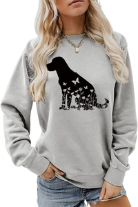 Détail du sweat-shirt gris clair avec silhouette de chien fleurie et poignets côtelés