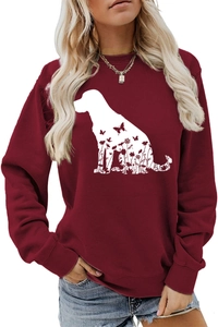 Détail d'un sweat bordeaux avec une silhouette de chien blanche et motifs floraux