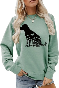 Détail de l'imprimé silhouette de chien aux motifs floraux sur sweat vert sauge