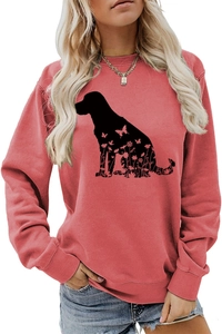 Détail du sweat rouge brique à col rond avec silhouette de chien et motif floral