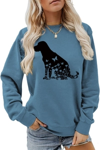 Détail du sweat bleu gris avec silhouette de chien artistique et imprimés floraux