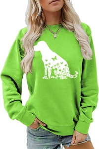 Détail d'un sweat vert avec silhouette de chien blanche et motifs floraux raffinés