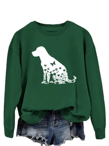 Détail d'un sweat vert à col rond avec un imprimé de silhouette de chien fleuri
