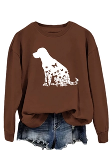 Détail d'un sweat marron à col rond avec imprimé de silhouette de chien fleurie