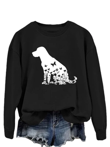 Détail d'un sweat noir à col rond avec imprimé floral silhouette de chien et bords côtelés