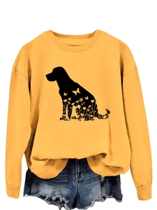 Détail du sweat à col rond jaune gingembre avec imprimé artistique de silhouette de chien fleuri