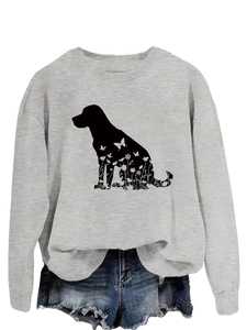 Sweat gris à col rond avec motif chien floral et short en jean sur fond blanc épuré