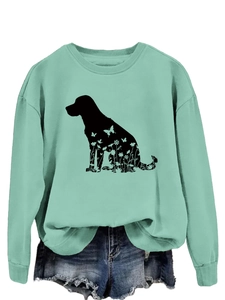 Détail du sweat vert menthe avec silhouette de chien et motifs floraux