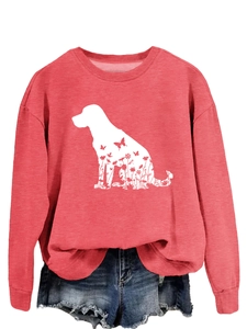 Détail du sweat rouge à col rond avec silhouette de chien blanche et motif floral
