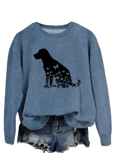 Détail d'un sweat-shirt bleu grisâtre à col rond avec une silhouette de chien noire fleurie