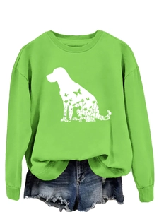 Détail du sweat vert à col rond avec imprimé de silhouette de chien aux motifs floraux