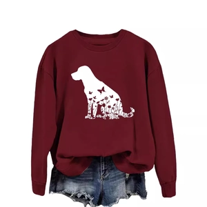 Sweat bordeaux à col rond avec silhouette de chien fleurie et short en jean bleu